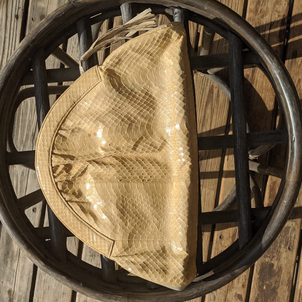 Vintage cream snakeskin clutch/frame handbag with strap